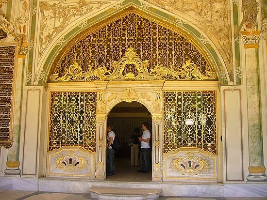 Istanbul: Topkapi Palace Guided Tour - Meeting point, headsets, and the ID-card handoff