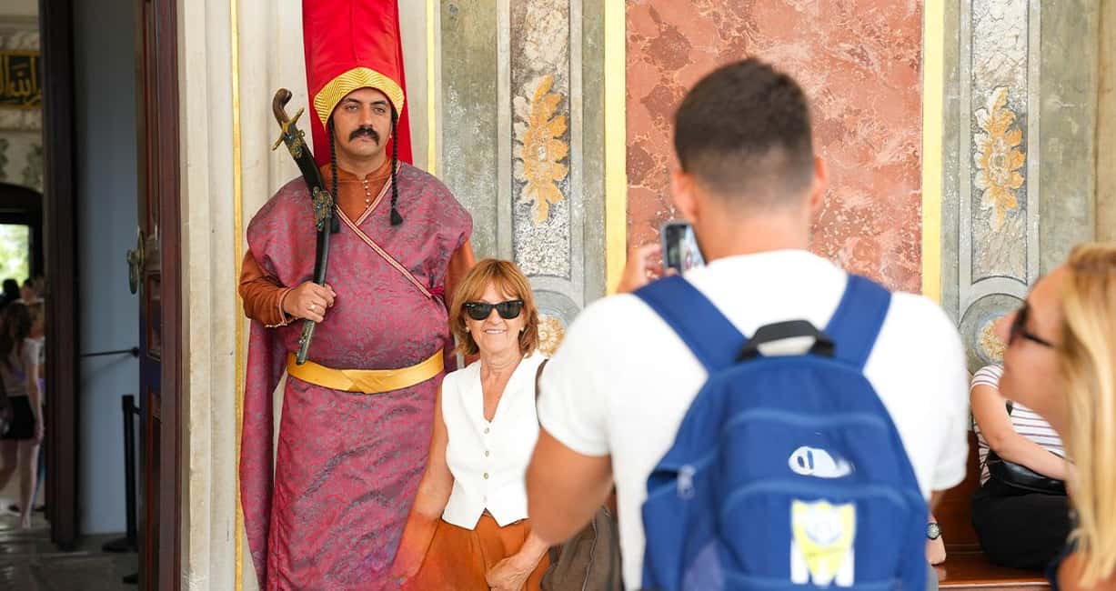 Istanbul: Topkapi Palace & Harem Express Highlight Tour - Skip-the-line access at Topkapi: what it helps, what it can’t