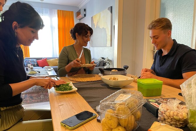 Istanbul Vegan/Vegeterian Cooking Class with Locals at Home - From hello to ingredients: how the evening really starts
