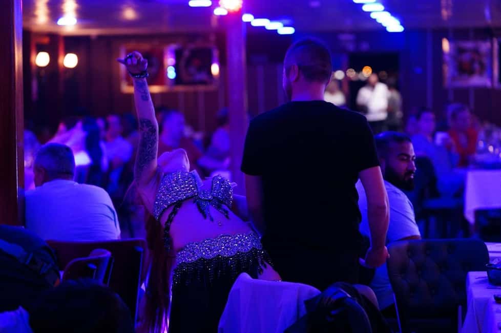 İstanbul:Bosphorus Dinner Cruise & Soft and Alcohol Drinks - Dinner on the Water: The Meal Setup and What It Means