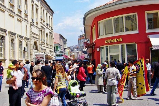 Izmir City Tour with Kordonboyu Republic Square, Konak Square, Clock Tower, Kemeralti Bazaar and Karsiyaka - Starting in Konak Meydan and getting your bearings fast