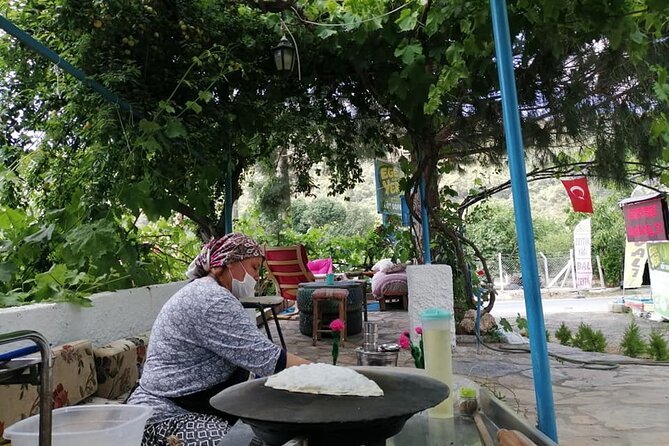 Kusadasi Selcuk Ephesus Gourmet and Street Food Tour - Baklava and Local Alcohol: Closing the Meal Like a Pro