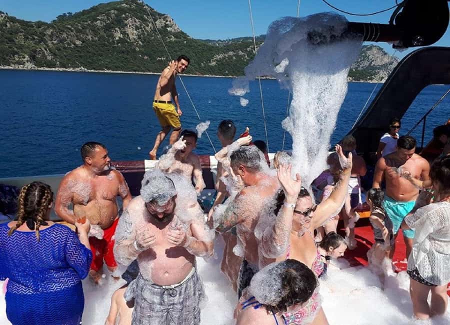 Marmaris Pirate Boat w/ Lunch, Unlimited Alcoholic Drinks - Turunç village: the shopping break plus a proper mid-day swim