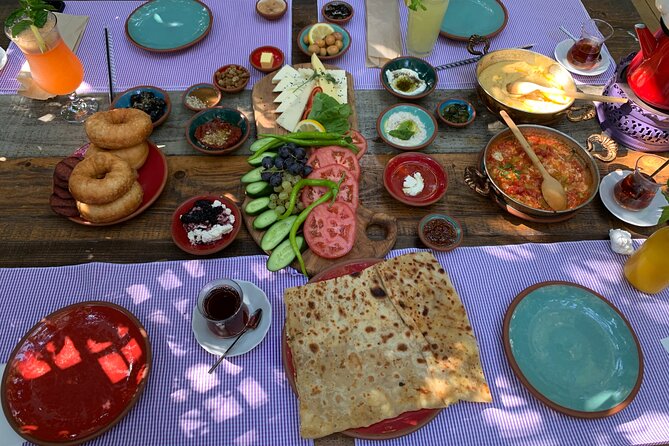 Private and guided VEGETARIAN / VEGAN tour of Istanbul - Kadıköy by Ferry: Europe-to-Asia and a Food-First Mindset