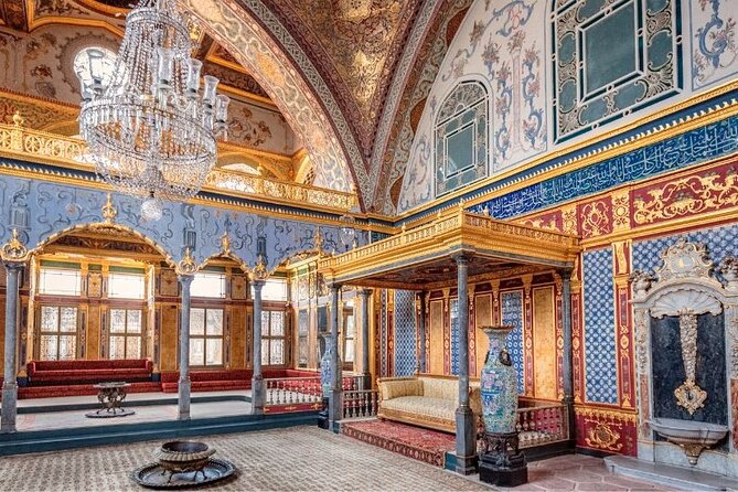Private Guided Tour Hagia Sophia, Cistern, Topkapi and Bazaar - Vezirhan Caravanserai Carpets: A Craft Stop Beside the Bazaar