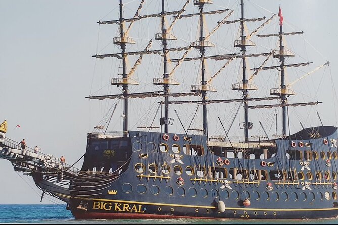 Side Big Kral Pirate Boat Trip - Biggest Pirate Boat Ever - Foam party disco: how the entertainment plays on deck