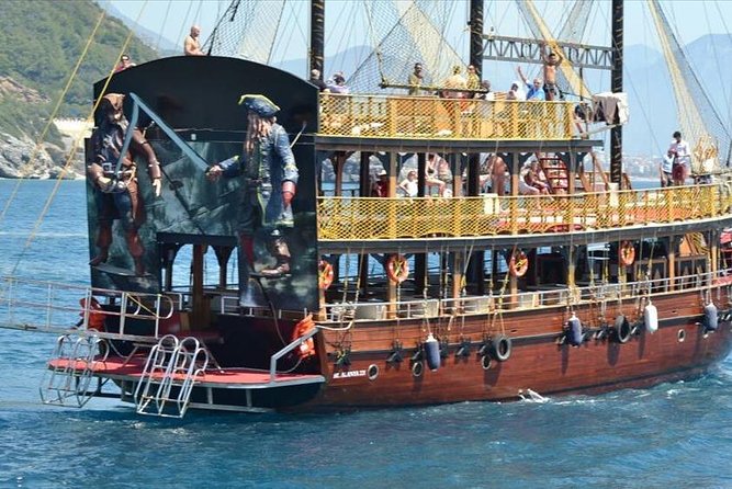 "Side: Boat Adventure to Dolphin Island – Swim and Enjoy Lunch" - Group Size and Vibe: Why Up to 48 Can Be a Good Thing