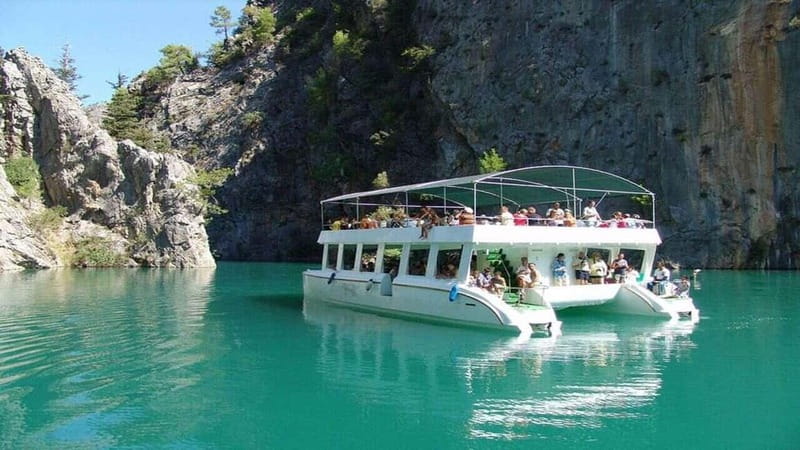 Side: Off-Road Jeep Safari and Boat Ride on Green Lake - Green Lake boat cruise: the quiet after the bumps