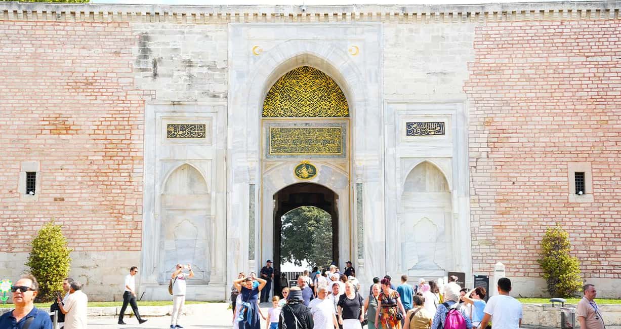 Topkapi Palace Complete Tour: Harem & Hagia Irene Included - Hagia Irene in the First Courtyard: A 4th-Century Start