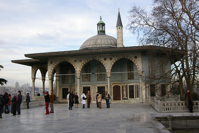 Topkapi Palace Skip-The-Line Entry with Guided Tour - Meeting point at III. Ahmet Fountain: how not to waste time hunting your host