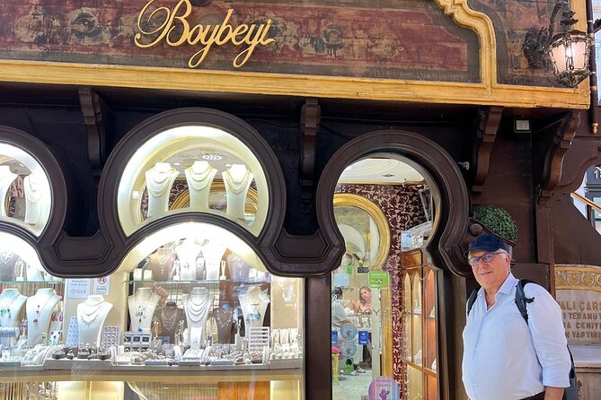 Tours of the Grand Bazaar of Istanbul with its Terraces and Behind the Scenes - The included apple tea and lokoum tasting that feel like a real pause